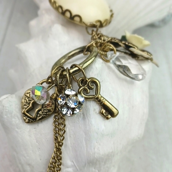 Vintage Cream Stone Enameled Flower Rhinestone Chain Fringe Pendant Necklace - Picture 5 of 8